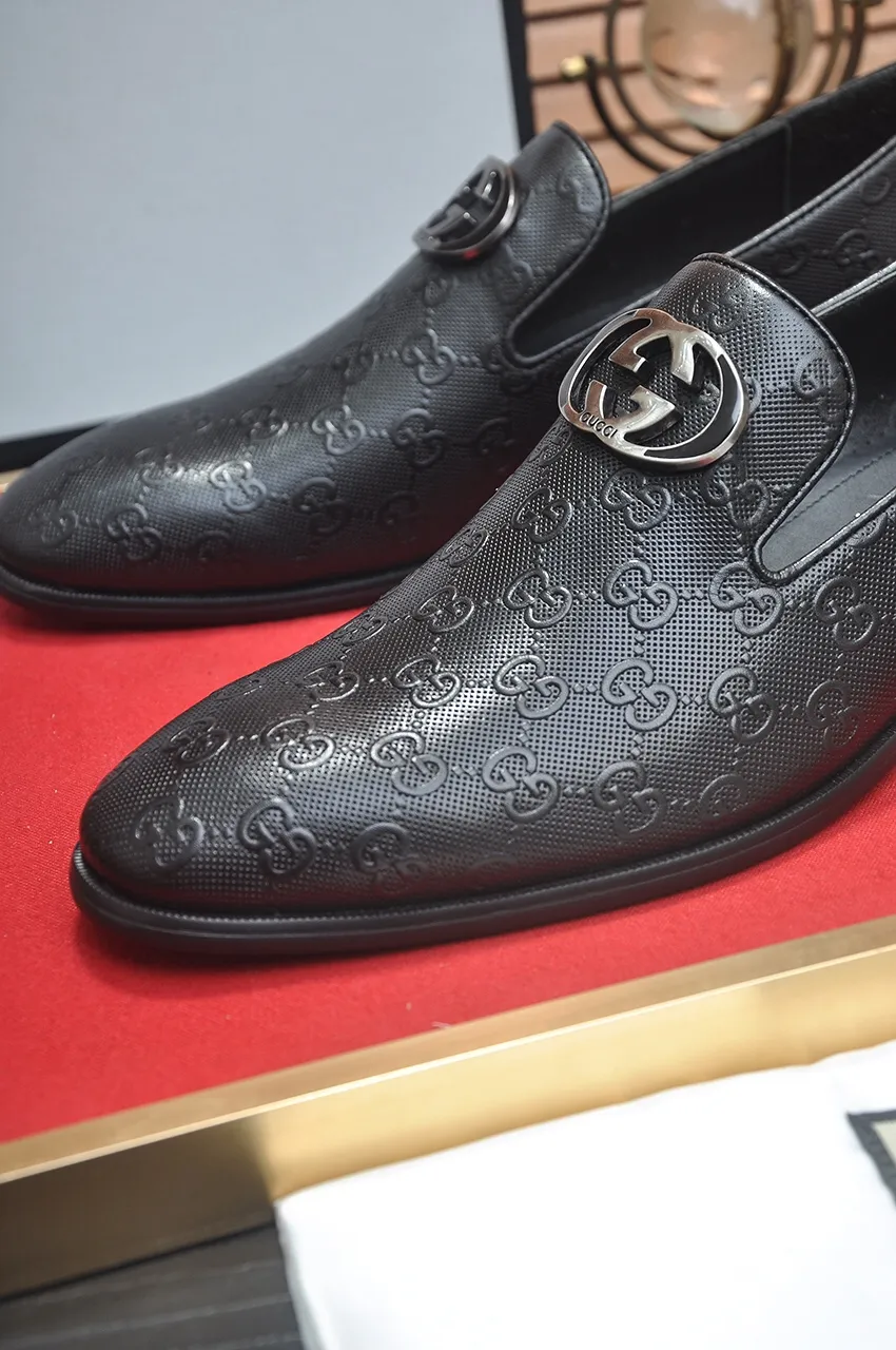 Men's shoes💰500💶Italy's top luxury men's shoe giant (GUCCI) (Gucci) (full cowhide lining) new arrival🍃Original European style🔰 Pleasant to the eye😍In order to make the shoes more durable and non-deformable🌀The production continues to follow traditional methods but there is still no lack of innovation💪Choose original sheepskin for the leather♻️ Smooth and natural And extra bright ⭐Made of imported cowhide, the first choice of rich people 38-45 (45 customized)